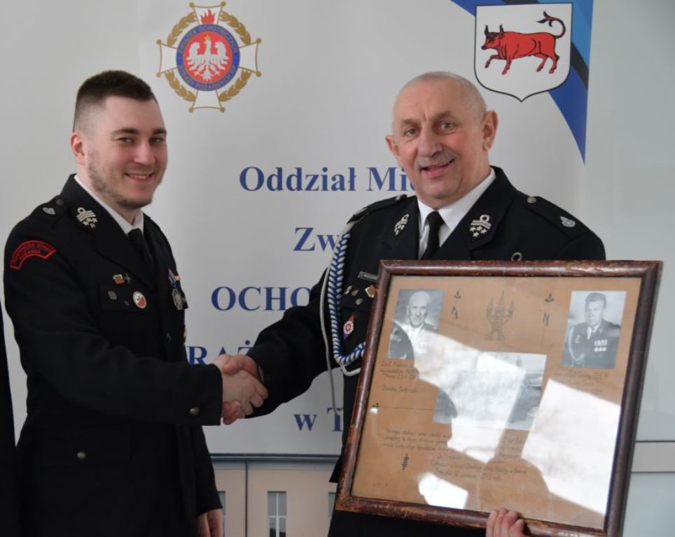 19 - 02 - 2024 - Przewodniczący Wielkopolskiego Zarządu Wojewódzkiego NSZZ Pracowników Pożarnictwa - Zbigniew Rogodziński jako druh OSP Turek odebrał wyjątkowy prezent (...)