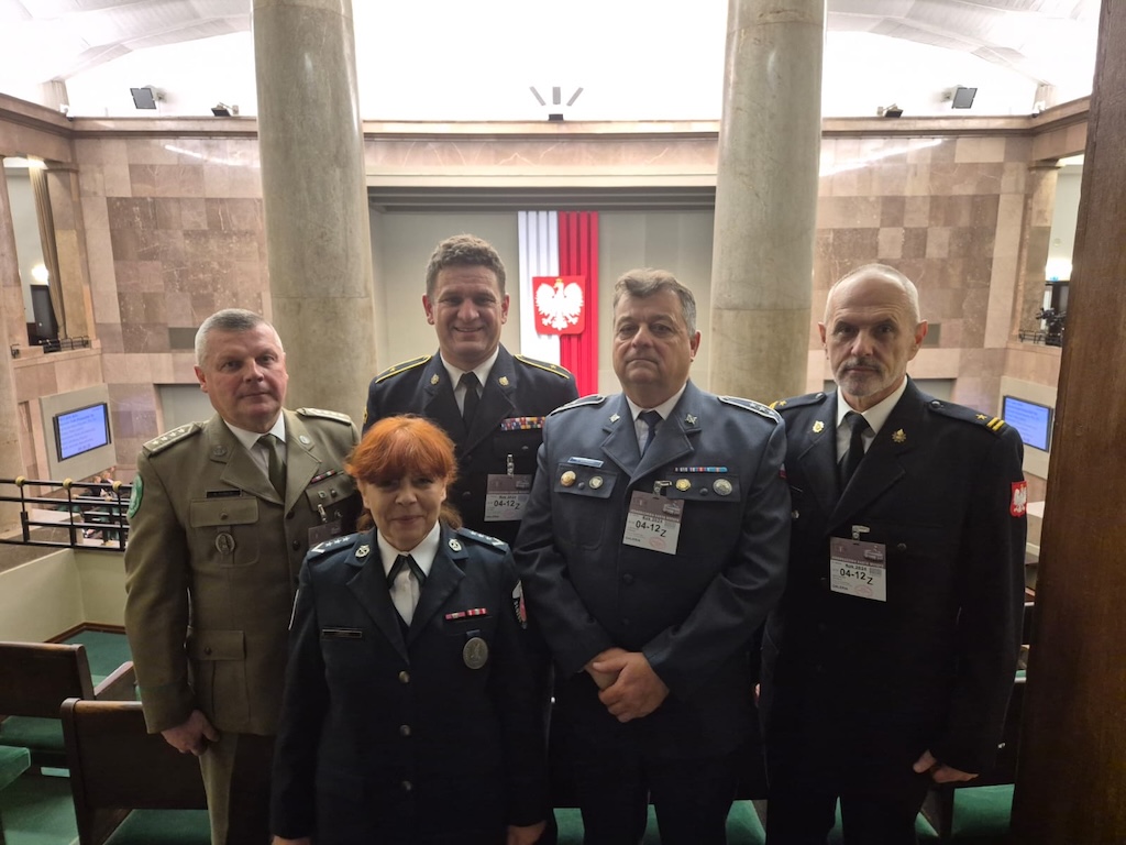 04 - 12 - 2024 - Przedstawiciele Federacji Związków Zawodowych Służb Mundurowych, reprezentujący funkcjonariuszy MSWiA, MS i MF, uczestniczyli w Sejmie (...)