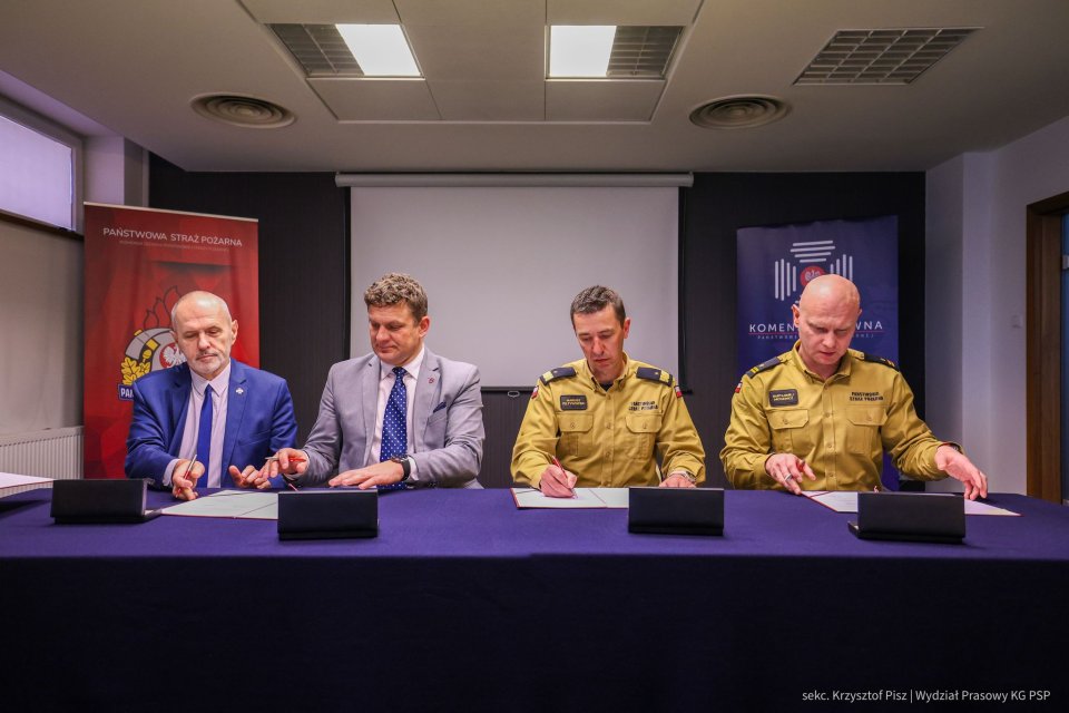 18 - 02 - 2025 - Narada służbowa kadry kierowniczej Państwowej Straży Pożarnej - źródło KG PSP (...) Ponadto podpisano porozumienie o zasadach współpracy pomiędzy Komendantem Głównym Państwowej Straży Pożarnej a centralami związków zawodowych (...)